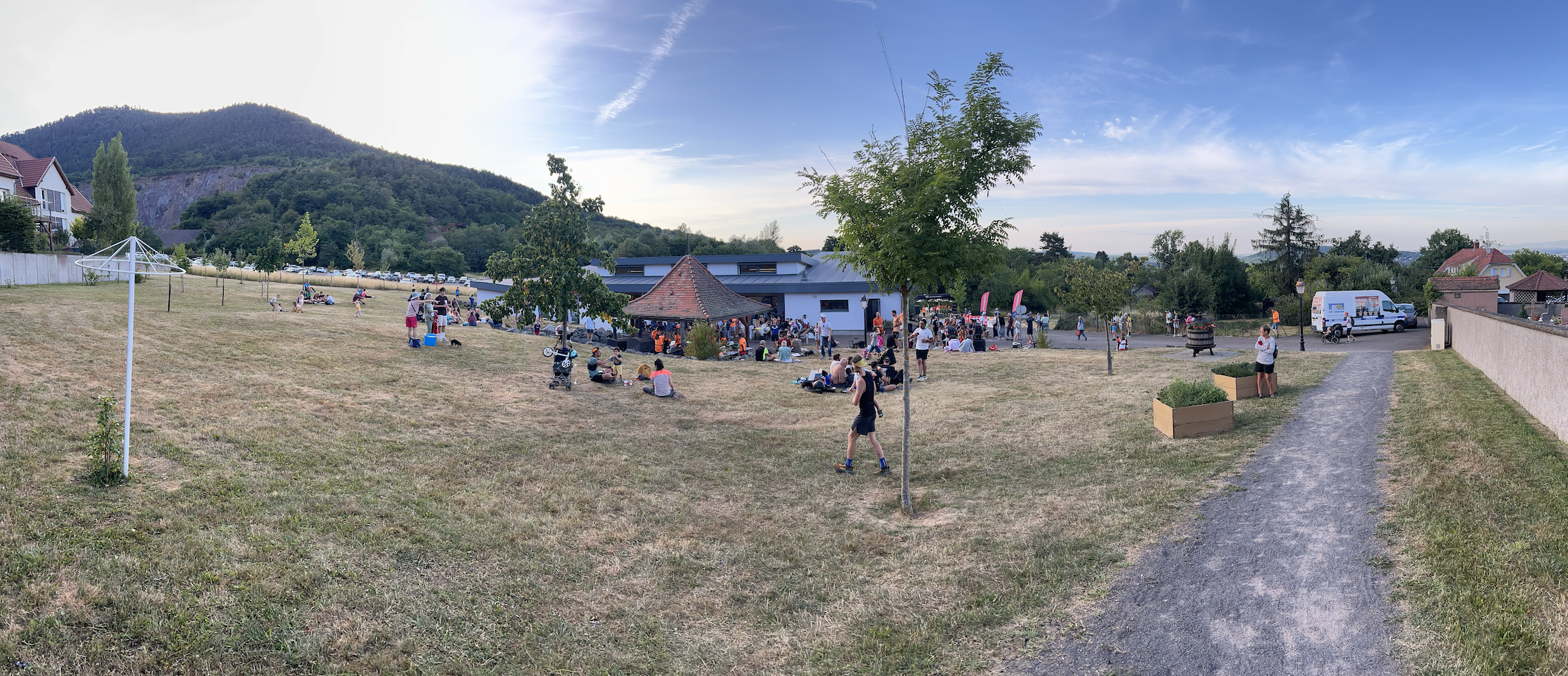 Zone d'arrivée du Trail du Mur Païen — coureurs et public à Saint-Nabor