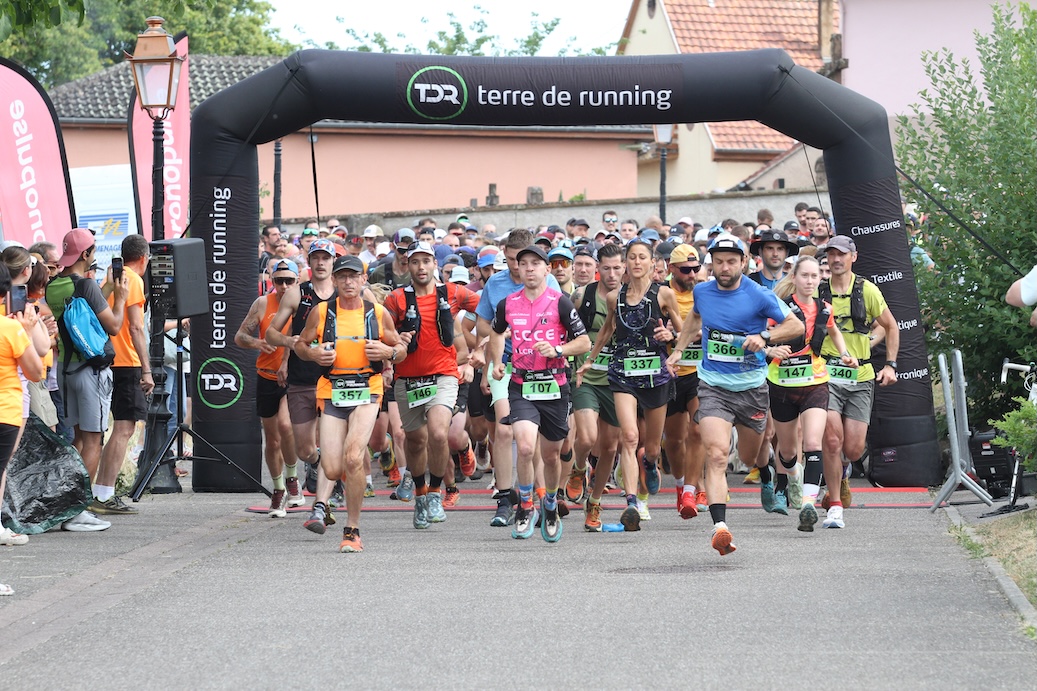 Départ du Trail du Mur Païen sous l'arche Terre de Running