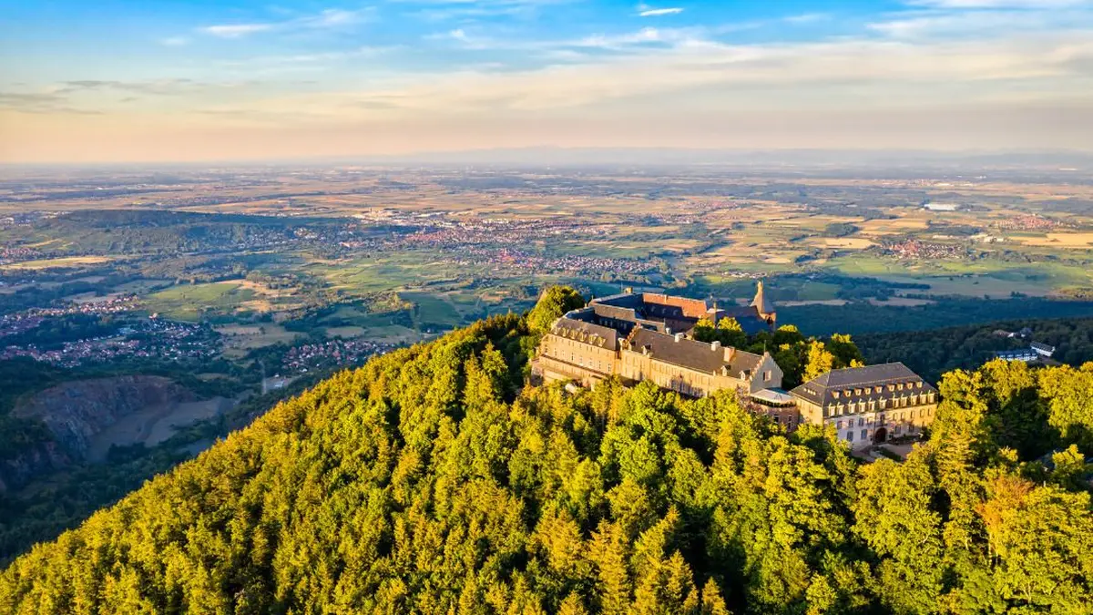 Vue aérienne du couvent du Mont Sainte-Odile et la plaine d'Alsace